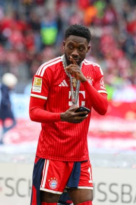 Alphonso Davies (FC Bayern Muenchen, 19) bei der Meisterfeier des FC Bayern Muenchen in der Allianz Arena, GER, FC Bayern Muenchen vs. 1. FC Koeln, Fussball, Bundesliga, 34. Spieltag, Saison 2025 2026, 16.05.2026, DFL DFB REGULATIONS PROHIBIT ANY USE OF PHOTOGRAPHS as IMAGE SEQUENCES and or QUASI-VIDEO, GER, FC Bayern Muenchen vs. 1. FC Koeln, Fussball, Bundesliga, 34. Spieltag, Saison 2025 2026, 16.05.2026 Muenchen Copyright: xEibner-Pressefoto JennixMaulx EP_JML