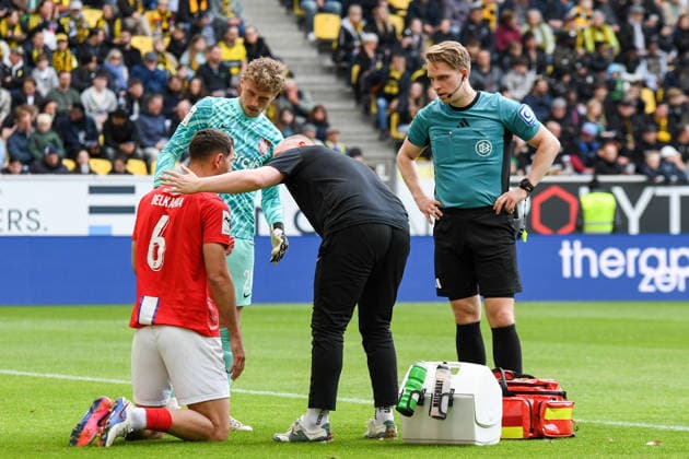 v.li.: Semi Belkahia (TSV Havelse, 6) verletzt, Verletzung, injured, sporting injury, 16.05.2026, Aachen (Deutschland), Fussball, 3. Liga, TSV Alemannia Aachen - TSV Havelse, Fussball, 3. Liga, TSV Alemannia Aachen - TSV Havelse, DFB DFL REGULATIONS PROHIBIT ANY USE OF PHOTOGRAPHS AS IMAGE SEQUENCES AND OR QUASI-VIDEO.