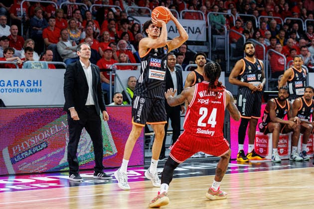 Alec Anigbata (ratiopharm Ulm, 21), Cobe Williams (BMA365 Bamberg Baskets, 24), BMA365 Bamberg Baskets vs. ratiopharm Ulm, Basketball, easyCredit BBL, Playoff Viertelfinale, Spiel 1, 16.05.2026 BMA365 Bamberg Baskets vs. ratiopharm Ulm, Basketball, easyCredit BBL, Playoff Viertelfinale, Spiel 1, 16.05.2026 Bamberg Copyright: xEibner-Pressefoto G.xSantemizx EP_EER