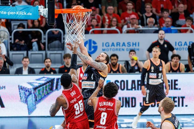 Christopher Ledlum (ratiopharm Ulm, 04), Ejiofor Onu (BMA365 Bamberg Baskets, 35), Demarcus Demonia (BMA365 Bamberg Baskets, 08), BMA365 Bamberg Baskets vs. ratiopharm Ulm, Basketball, easyCredit BBL, Playoff Viertelfinale, Spiel 1, 16.05.2026 BMA365 Bamberg Baskets vs. ratiopharm Ulm, Basketball, easyCredit BBL, Playoff Viertelfinale, Spiel 1, 16.05.2026 Bamberg Copyright: xEibner-Pressefoto G.xSantemizx EP_EER