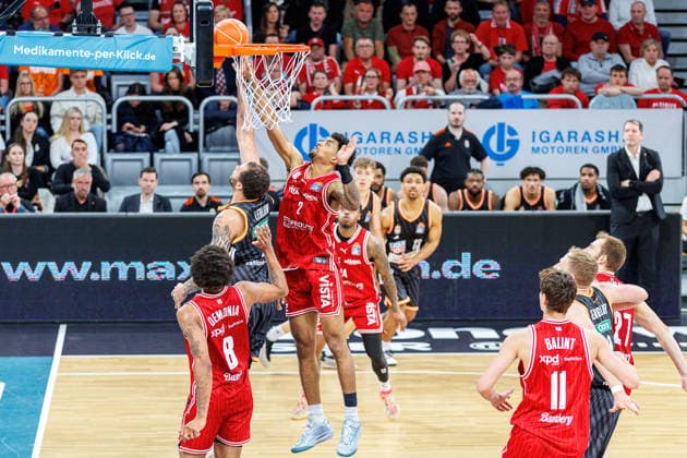Christopher Ledlum (ratiopharm Ulm, 04), Ibi Watson (BMA365 Bamberg Baskets, 02), Demarcus Demonia (BMA365 Bamberg Baskets, 08), BMA365 Bamberg Baskets vs. ratiopharm Ulm, Basketball, easyCredit BBL, Playoff Viertelfinale, Spiel 1, 16.05.2026 BMA365 Bamberg Baskets vs. ratiopharm Ulm, Basketball, easyCredit BBL, Playoff Viertelfinale, Spiel 1, 16.05.2026 Bamberg Copyright: xEibner-Pressefoto G.xSantemizx EP_EER