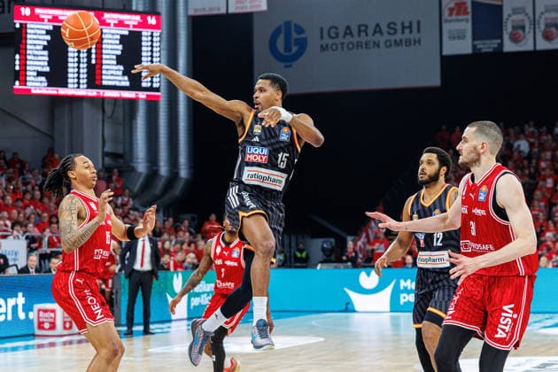 Austin Crowley (BMA365 Bamberg Baskets, 85), Justin Simon (ratiopharm Ulm, 15), Joel Soriano (ratiopharm Ulm, 12), Daniel Keppeler (BMA365 Bamberg Baskets, 31), BMA365 Bamberg Baskets vs. ratiopharm Ulm, Basketball, easyCredit BBL, Playoff Viertelfinale, Spiel 1, 16.05.2026 BMA365 Bamberg Baskets vs. ratiopharm Ulm, Basketball, easyCredit BBL, Playoff Viertelfinale, Spiel 1, 16.05.2026 Bamberg Copyright: xEibner-Pressefoto G.xSantemizx EP_EER
