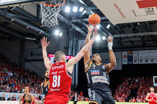 Daniel Keppeler (BMA365 Bamberg Baskets, 31), Justin Simon (ratiopharm Ulm, 15), BMA365 Bamberg Baskets vs. ratiopharm Ulm, Basketball, easyCredit BBL, Playoff Viertelfinale, Spiel 1, 16.05.2026 BMA365 Bamberg Baskets vs. ratiopharm Ulm, Basketball, easyCredit BBL, Playoff Viertelfinale, Spiel 1, 16.05.2026 Bamberg Copyright: xEibner-Pressefoto G.xSantemizx EP_EER