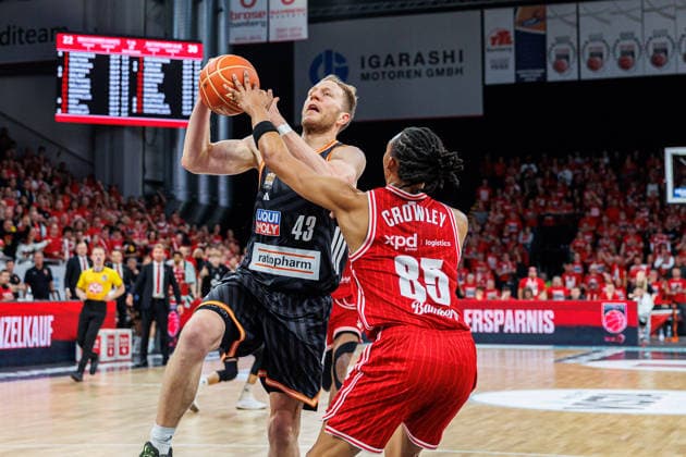 Christian Sengfelder (ratiopharm Ulm, 43), Austin Crowley (BMA365 Bamberg Baskets, 85), BMA365 Bamberg Baskets vs. ratiopharm Ulm, Basketball, easyCredit BBL, Playoff Viertelfinale, Spiel 1, 16.05.2026 BMA365 Bamberg Baskets vs. ratiopharm Ulm, Basketball, easyCredit BBL, Playoff Viertelfinale, Spiel 1, 16.05.2026 Bamberg Copyright: xEibner-Pressefoto G.xSantemizx EP_EER