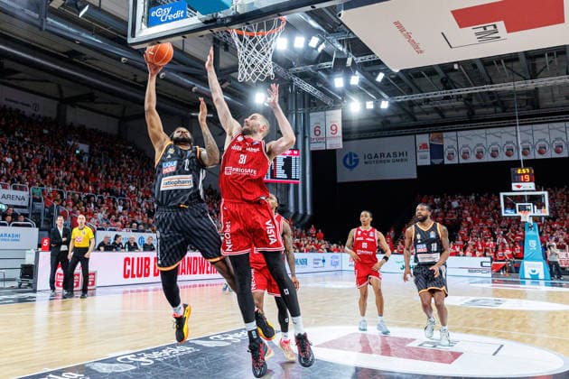 Joel Soriano (ratiopharm Ulm, 12), Daniel Keppeler (BMA365 Bamberg Baskets, 31), BMA365 Bamberg Baskets vs. ratiopharm Ulm, Basketball, easyCredit BBL, Playoff Viertelfinale, Spiel 1, 16.05.2026 BMA365 Bamberg Baskets vs. ratiopharm Ulm, Basketball, easyCredit BBL, Playoff Viertelfinale, Spiel 1, 16.05.2026 Bamberg Copyright: xEibner-Pressefoto G.xSantemizx EP_EER