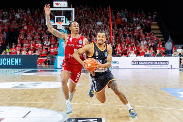 Austin Crowley (BMA365 Bamberg Baskets, 85), Nelson Weidemann (ratiopharm Ulm, 00), BMA365 Bamberg Baskets vs. ratiopharm Ulm, Basketball, easyCredit BBL, Playoff Viertelfinale, Spiel 1, 16.05.2026 BMA365 Bamberg Baskets vs. ratiopharm Ulm, Basketball, easyCredit BBL, Playoff Viertelfinale, Spiel 1, 16.05.2026 Bamberg Copyright: xEibner-Pressefoto G.xSantemizx EP_EER