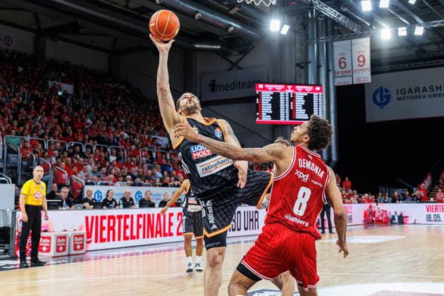 Christopher Ledlum (ratiopharm Ulm, 04), Demarcus Demonia (BMA365 Bamberg Baskets, 08), BMA365 Bamberg Baskets vs. ratiopharm Ulm, Basketball, easyCredit BBL, Playoff Viertelfinale, Spiel 1, 16.05.2026 BMA365 Bamberg Baskets vs. ratiopharm Ulm, Basketball, easyCredit BBL, Playoff Viertelfinale, Spiel 1, 16.05.2026 Bamberg Copyright: xEibner-Pressefoto G.xSantemizx EP_EER