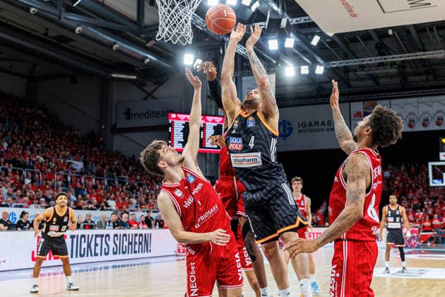 Zachary Ensminger (BMA365 Bamberg Baskets, 01), Christopher Ledlum (ratiopharm Ulm, 04), Demarcus Demonia (BMA365 Bamberg Baskets, 08), BMA365 Bamberg Baskets vs. ratiopharm Ulm, Basketball, easyCredit BBL, Playoff Viertelfinale, Spiel 1, 16.05.2026 BMA365 Bamberg Baskets vs. ratiopharm Ulm, Basketball, easyCredit BBL, Playoff Viertelfinale, Spiel 1, 16.05.2026 Bamberg Copyright: xEibner-Pressefoto G.xSantemizx EP_EER