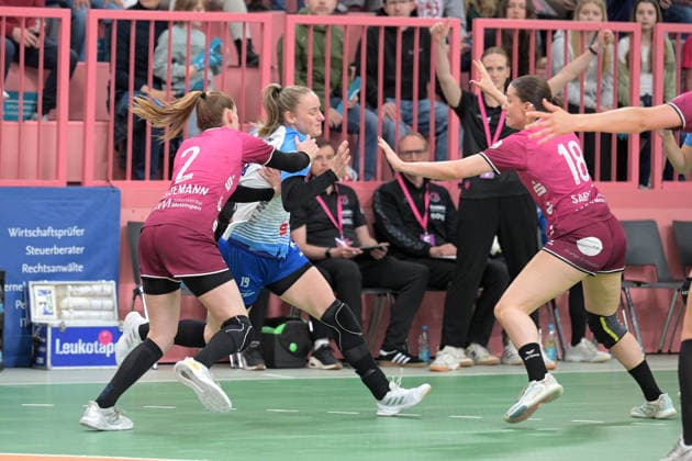 Iva van der Linden Union Neckarsulm, 19) am mit Ball gegen Selina Lindemann (TusSies Metzingen, 02) und Santina Sabatnig (TusSies Metzingen, 18) TusSies Metzingen vs. Sport-Union Neckarsulm , Handball, Alsco HBF, 5. Play-Off Ligaspieltag, Saison 2025 2026, 16.05.2026 TusSies Metzingen vs. Sport-Union Neckarsulm , Handball, Alsco HBF, 5. Play-Off Ligaspieltag, Saison 2025 2026, 16.05.2026 Tuebingen Copyright: xEibner-Pressefoto TobiasxBaurx EP_TBR