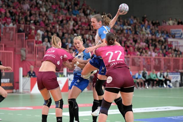 Alicia Stoffel Union Neckarsulm, 13) am mit Ball gegen Naina Klein (TusSies Metzingen, 09) und Gabriela Clausson Bitolo (TusSies Metzingen, 22) TusSies Metzingen vs. Sport-Union Neckarsulm , Handball, Alsco HBF, 5. Play-Off Ligaspieltag, Saison 2025 2026, 16.05.2026 TusSies Metzingen vs. Sport-Union Neckarsulm , Handball, Alsco HBF, 5. Play-Off Ligaspieltag, Saison 2025 2026, 16.05.2026 Tuebingen Copyright: xEibner-Pressefoto TobiasxBaurx EP_TBR