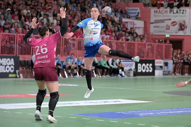 Lilli Matilda Holste Union Neckarsulm, 58) beim Wurf Tor gegen Svenja Huebner (TusSies Metzingen, 26) TusSies Metzingen vs. Sport-Union Neckarsulm , Handball, Alsco HBF, 5. Play-Off Ligaspieltag, Saison 2025 2026, 16.05.2026 TusSies Metzingen vs. Sport-Union Neckarsulm , Handball, Alsco HBF, 5. Play-Off Ligaspieltag, Saison 2025 2026, 16.05.2026 Tuebingen Copyright: xEibner-Pressefoto TobiasxBaurx EP_TBR