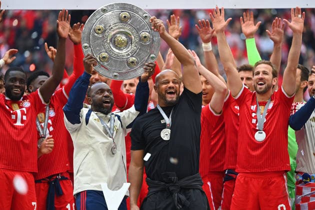 Teamfoto,Team,Mannschaft,Mannschaftsfoto Leon Trainer Vincent KOMPANY (Bayern Muenchen) mit Schale, Meisterschale,Pokal,Cup,Trophaee, Siegerehrung, Fussball 1. Bundesliga Saison 2025 2026, 34.Spieltag, Spieltag34 FC Bayern Muenchen - 1.FC Koeln am 16.05.2026 , A L L I A N Z A R E N A.