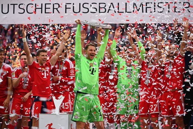 Teamfoto,Team,Mannschaft,Mannschaftsfoto, Manuel NEUER (Torwart Bayern Muenchen) mit Schale, Meisterschale,Pokal,Cup,Trophaee,Siegerehrung, Fussball 1. Bundesliga Saison 2025 2026, 34.Spieltag, Spieltag34 FC Bayern Muenchen - 1.FC Koeln am 16.05.2026 , A L L I A N Z A R E N A.