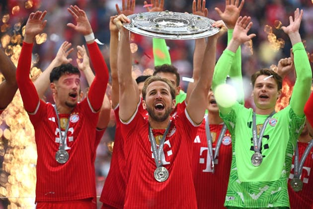 Teamfoto,Team,Mannschaft,Mannschaftsfoto, Harry KANE (Bayern Muenchen) mit Schale, Meisterschale,Pokal,Cup,Trophaee,Siegerehrung, Fussball 1. Bundesliga Saison 2025 2026, 34.Spieltag, Spieltag34 FC Bayern Muenchen - 1.FC Koeln am 16.05.2026 , A L L I A N Z A R E N A.