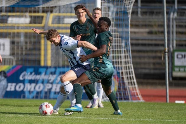 GER, Fussball, RLN, VfB Oldenburg vs SV Werder Bremen II U23 16.05.2026, Marschwegstadion, Oldenburg, GER, RLN, VfB Oldenburg vs SV Werder Bremen II U23 , DFL regulations prohibit any use of photographs as image sequences and or quasi-video, im Bild Nico MAI ( VfB Oldenburg 3 ) Princewill MBOCK ( SV Werder Bremen II U23 18 )