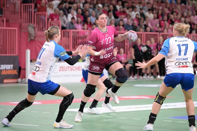 Gabriela Clausson Bitolo (TusSies Metzingen, 22) am mit Ball gegen Annefleur Bruggeman Union Neckarsulm, 11) und Lynn Holtman (Sport-Union Neckarsulm, 17) TusSies Metzingen vs. Sport-Union Neckarsulm , Handball, Alsco HBF, 5. Play-Off Ligaspieltag, Saison 2025 2026, 16.05.2026 TusSies Metzingen vs. Sport-Union Neckarsulm , Handball, Alsco HBF, 5. Play-Off Ligaspieltag, Saison 2025 2026, 16.05.2026 Tuebingen Copyright: xEibner-Pressefoto TobiasxBaurx EP_TBR