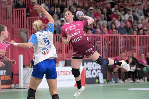 Gabriela Clausson Bitolo (TusSies Metzingen, 22) beim Wurf Tor TusSies Metzingen vs. Union Neckarsulm , Handball, Alsco HBF, 5. Play-Off Ligaspieltag, Saison 2025 2026, 16.05.2026 TusSies Metzingen vs. Sport-Union Neckarsulm , Handball, Alsco HBF, 5. Play-Off Ligaspieltag, Saison 2025 2026, 16.05.2026 Tuebingen Copyright: xEibner-Pressefoto TobiasxBaurx EP_TBR