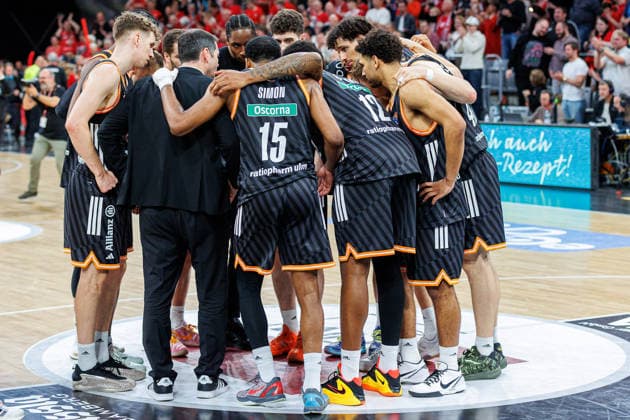 Team, Mannschaft, enttaeuscht, Enttaeuschung, negative Emotionen, negative Emotion, Spielende, BMA365 Bamberg Baskets vs. ratiopharm Ulm, Basketball, easyCredit BBL, Playoff Viertelfinale, Spiel 1, 16.05.2026 BMA365 Bamberg Baskets vs. ratiopharm Ulm, Basketball, easyCredit BBL, Playoff Viertelfinale, Spiel 1, 16.05.2026 Bamberg Copyright: xEibner-Pressefoto G.xSantemizx EP_EER