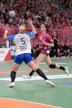 Santina Sabatnig (TusSies Metzingen, 18) am mit Ball im Zweikampf mit Kim Hinkelmann Union Neckarsulm, 05) TusSies Metzingen vs. Sport-Union Neckarsulm , Handball, Alsco HBF, 5. Play-Off Ligaspieltag, Saison 2025 2026, 16.05.2026 TusSies Metzingen vs. Sport-Union Neckarsulm , Handball, Alsco HBF, 5. Play-Off Ligaspieltag, Saison 2025 2026, 16.05.2026 Tuebingen Copyright: xEibner-Pressefoto TobiasxBaurx EP_TBR