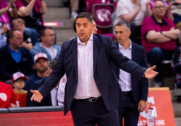 Sasa Filipovski (Fitness First Wuerzburg Baskets, Headcoach, Coach, Trainer) gibt Anweisungen, gestikuliert, mit den Armen gestikulieren gives instructions, gesticulate, gesticolando, emotionen Telekom Baskets Bonn - Fitness First Würzburg Baskets 16.05.2026 Basketball, easyCredit Basketball Bundesliga, Playoffs, Viertelfinale Spiel 1, GER, Bonn, Telekom Dome Bonn Copyright: HMBxMedia xMarcoxBader