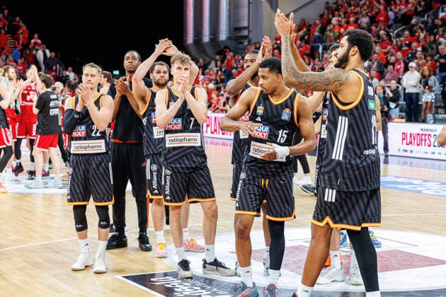 Team, Mannschaft, enttaeuscht, Enttaeuschung, negative Emotionen, negative Emotion, Spielende, BMA365 Bamberg Baskets vs. ratiopharm Ulm, Basketball, easyCredit BBL, Playoff Viertelfinale, Spiel 1, 16.05.2026 BMA365 Bamberg Baskets vs. ratiopharm Ulm, Basketball, easyCredit BBL, Playoff Viertelfinale, Spiel 1, 16.05.2026 Bamberg Copyright: xEibner-Pressefoto G.xSantemizx EP_EER