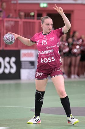 Katharina Goldammer (TusSies Metzingen, 15) zeigt den neuen Spielzug an TusSies Metzingen vs. Union Neckarsulm , Handball, Alsco HBF, 5. Play-Off Ligaspieltag, Saison 2025 2026, 16.05.2026 TusSies Metzingen vs. Sport-Union Neckarsulm , Handball, Alsco HBF, 5. Play-Off Ligaspieltag, Saison 2025 2026, 16.05.2026 Tuebingen Copyright: xEibner-Pressefoto TobiasxBaurx EP_TBR