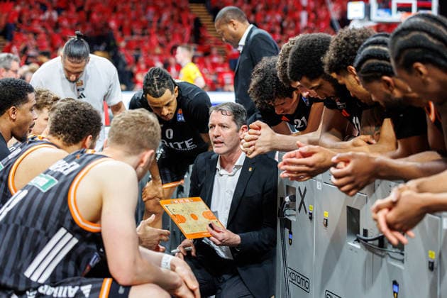 Ty Harrelson (ratiopharm Ulm, Trainer), Team, Mannschaft, Auszeit, BMA365 Bamberg Baskets vs. ratiopharm Ulm, Basketball, easyCredit BBL, Playoff Viertelfinale, Spiel 1, 16.05.2026 BMA365 Bamberg Baskets vs. ratiopharm Ulm, Basketball, easyCredit BBL, Playoff Viertelfinale, Spiel 1, 16.05.2026 Bamberg Copyright: xEibner-Pressefoto G.xSantemizx EP_EER