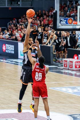 Malik Osborne (ratiopharm Ulm, 10), Austin Crowley (BMA365 Bamberg Baskets, 85), BMA365 Bamberg Baskets vs. ratiopharm Ulm, Basketball, easyCredit BBL, Playoff Viertelfinale, Spiel 1, 16.05.2026 BMA365 Bamberg Baskets vs. ratiopharm Ulm, Basketball, easyCredit BBL, Playoff Viertelfinale, Spiel 1, 16.05.2026 Bamberg Copyright: xEibner-Pressefoto G.xSantemizx EP_EER