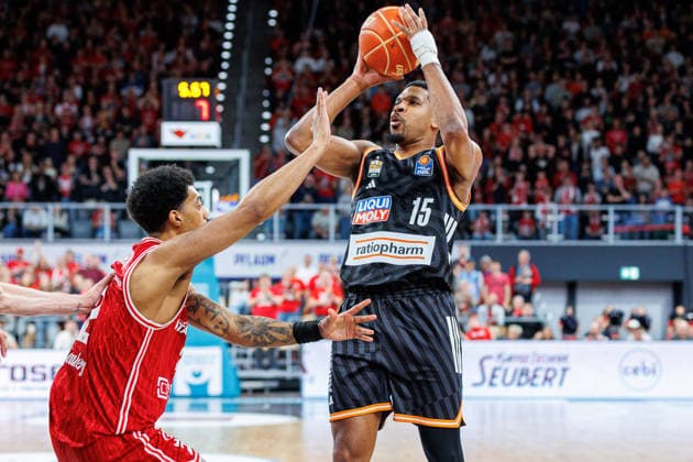 Ibi Watson (BMA365 Bamberg Baskets, 02), Justin Simon (ratiopharm Ulm, 15), BMA365 Bamberg Baskets vs. ratiopharm Ulm, Basketball, easyCredit BBL, Playoff Viertelfinale, Spiel 1, 16.05.2026 BMA365 Bamberg Baskets vs. ratiopharm Ulm, Basketball, easyCredit BBL, Playoff Viertelfinale, Spiel 1, 16.05.2026 Bamberg Copyright: xEibner-Pressefoto G.xSantemizx EP_EER