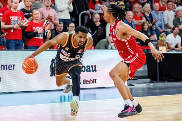 Justin Simon (ratiopharm Ulm, 15), Austin Crowley (BMA365 Bamberg Baskets, 85), BMA365 Bamberg Baskets vs. ratiopharm Ulm, Basketball, easyCredit BBL, Playoff Viertelfinale, Spiel 1, 16.05.2026 BMA365 Bamberg Baskets vs. ratiopharm Ulm, Basketball, easyCredit BBL, Playoff Viertelfinale, Spiel 1, 16.05.2026 Bamberg Copyright: xEibner-Pressefoto G.xSantemizx EP_EER