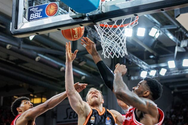 Ibi Watson (BMA365 Bamberg Baskets, 02), Christian Sengfelder (ratiopharm Ulm, 43), Ejiofor Onu (BMA365 Bamberg Baskets, 35), BMA365 Bamberg Baskets vs. ratiopharm Ulm, Basketball, easyCredit BBL, Playoff Viertelfinale, Spiel 1, 16.05.2026 BMA365 Bamberg Baskets vs. ratiopharm Ulm, Basketball, easyCredit BBL, Playoff Viertelfinale, Spiel 1, 16.05.2026 Bamberg Copyright: xEibner-Pressefoto G.xSantemizx EP_EER