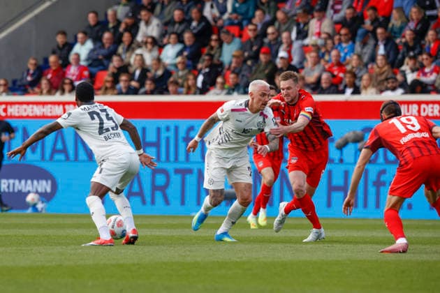 Fussball, 1. Bundesliga, 34. Spieltag, 2025 2026, 1. FC Heidenheim vs. 1. FSV Mainz 05, 16.05.2026, Voith-Arena, Heidenheim, Deutschland, Phillipp TIETZ 1. FSV Mainz 05 20 Mitte im Zweikampf mit Patrick MAINKA 1. FC Heidenheim 6 re., li. Sheraldo BECKER 1. FSV Mainz 05 23 und re. außen Jonas FÖHRENBACH 1. FC Heidenheim 19 Heidenheim Voith-Arena Baden-Württemberg Deutschland Copyright: xGaetanoxDixRosax