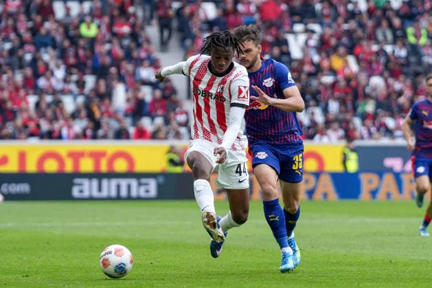 Johan Manzambi (SC Freiburg, 44) im Zweikampf mit Max Finkgräfe Max Finkgraefe (RB Leipzig, 35) , Deutschland, Fussball, 1. Bundesliga, 34.Spieltag, 2025 2026, SC Freiburg vs. RB Leipzig, 16.05.2026, Europa-Park Stadion, Freiburg Freiburg Europa-Park Stadion Baden-Württemberg Deutschland Copyright: xArnexAmbergx