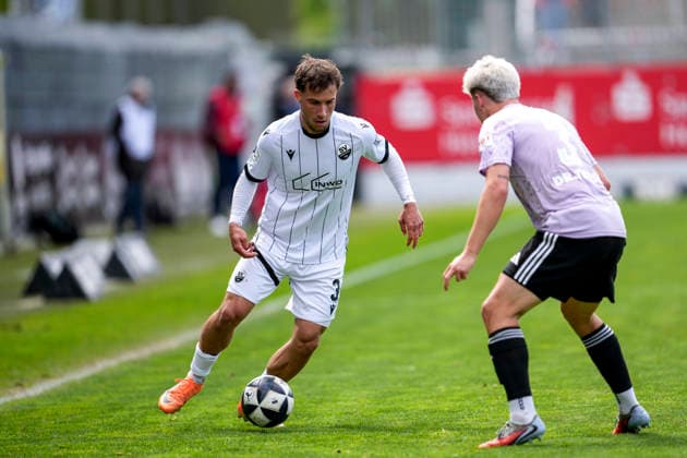 v.li.: Louis Kolbe (SVS, 3), Frederik Schumann (Homburg, 3), Zweikampf, Spielszene, Duell, duel, tackle, tackling, Dynamik, Action, Aktion, 16.05.2026, Sandhausen (Deutschland), Fussball, Regionalliga Südwest, SV Sandhausen - FC 08 Homburg