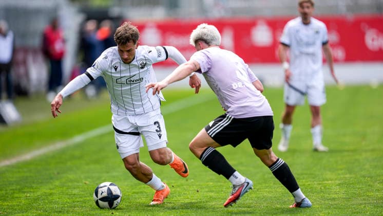 v.li.: Louis Kolbe (SVS, 3), Frederik Schumann (Homburg, 3), Zweikampf, Spielszene, Duell, duel, tackle, tackling, Dynamik, Action, Aktion, 16.05.2026, Sandhausen (Deutschland), Fussball, Regionalliga Südwest, SV Sandhausen - FC 08 Homburg