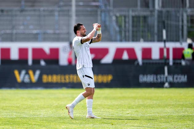 Pascal Testroet (SVS, 37, Kapitän) formt bei seiner Auswechslung mit den Händen ein Herz, Freisteller, Ganzkörper, Einzelbild, Einzelfoto, Aktion, Action, Freude, freuen, freut sich, freundlich, fröhlich, glücklich, strahlend, optimistisch, bei seiner Verabschiedung, Abschied vom Verein, Aktion, Action, 16.05.2026, Sandhausen (Deutschland), Fussball, Regionalliga Südwest, SV Sandhausen - FC 08 Homburg