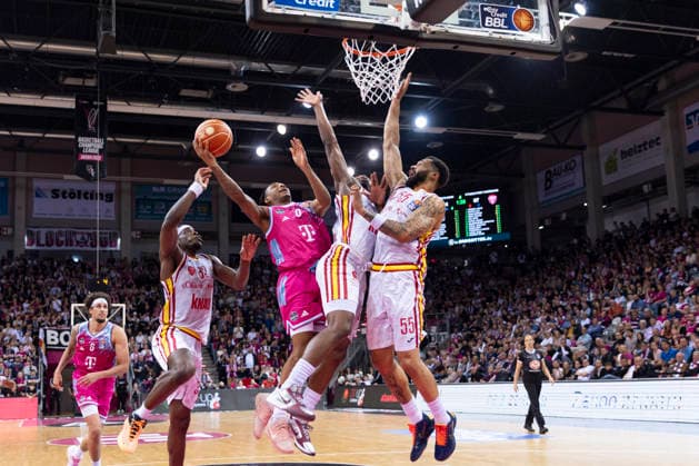 Jalen FINCH (BON 0, mi.) am Ball, Wurf zum Korb, im Sprung, im Zweikampf gegen Charles THOMPSON (WUE 32, li.), Johnathan STOVE (WUE 22, mi.) und David MUENKAT (WUE 55, re.), Aktion. Endstand 54:69, Basketball 1.Bundesliga Telekom Baskets Bonn-Fitness First Wuerzburg Baskets (Würzburg) BON vs WUE Playoffs, Viertelfinale, 1. Spiel, im T E L E K O M D O M E, am 16.05.2026, Â