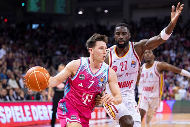 Grayson MURPHY (BON 7, li.) am Ball, im Zweikampf gegen Eddy EDIGIN JR. (WUE 27, re.), Aktion. Endstand 54:69, Basketball 1.Bundesliga Telekom Baskets Bonn-Fitness First Wuerzburg Baskets (Würzburg) BON vs WUE Playoffs, Viertelfinale, 1. Spiel, im T E L E K O M D O M E, am 16.05.2026, Â