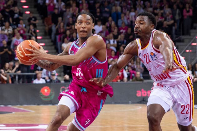 Jalen FINCH (BON 0, li.) am Ball, im Zweikampf gegen Johnathan STOVE (WUE 22, re.), Aktion. Endstand 54:69, Basketball 1.Bundesliga Telekom Baskets Bonn-Fitness First Wuerzburg Baskets (Würzburg) BON vs WUE Playoffs, Viertelfinale, 1. Spiel, im T E L E K O M D O M E, am 16.05.2026, Â