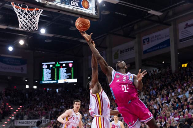 Tylan BIRTS (BON 5, re.) am Ball, Wurf zum Korb, im Sprung, im Zweikampf gegen Johnathan STOVE (WUE 22, re.), Aktion. Endstand 54:69, Basketball 1.Bundesliga Telekom Baskets Bonn-Fitness First Wuerzburg Baskets (Würzburg) BON vs WUE Playoffs, Viertelfinale, 1. Spiel, im T E L E K O M D O M E, am 16.05.2026, Â