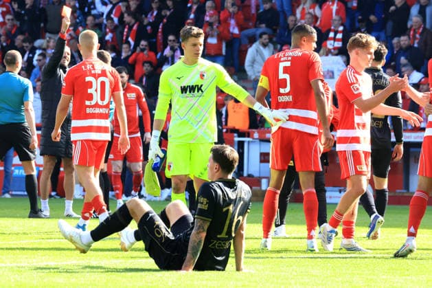 DEU, DFL, 1. FBL, 1.FC Union vs. FC Augsburg, 16.05.2026, Stadion Alte Foersterei, Berlin, DEU, DFL, 1. FBL, 1.FC Union vs. FC Augsburg, im Bild: Unioner-Spielerkreis, Finn Dahmen (FC Augsburg 1), CEDRIC ZESIGER (FC Augsburg 16) DFL - regulations prohibit any use of Photographs as image sequences and or quasi-video
