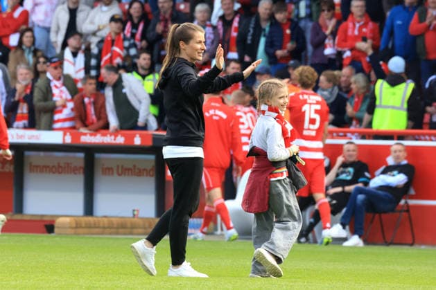 DEU, DFL, 1. FBL, 1.FC Union vs. FC Augsburg, 16.05.2026, Stadion Alte Foersterei, Berlin, DEU, DFL, 1. FBL, 1.FC Union vs. FC Augsburg, im Bild: Cheftrainer Marie-Louise Eta (1.FC Union Berlin), mit Kindern DFL - regulations prohibit any use of Photographs as image sequences and or quasi-video