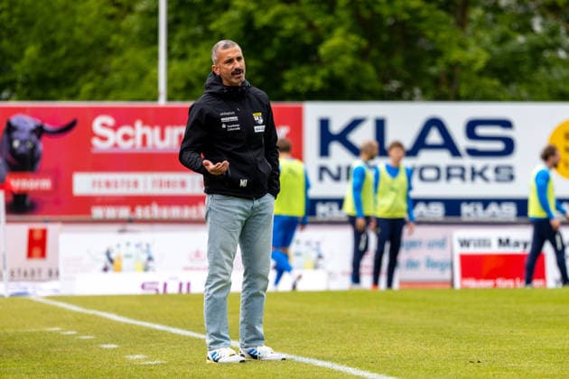 Murat Isik (TSG Balingen, Chef-Trainer) schaut enttäuscht, schaut enttäuscht, niedergeschlagen, disappointed , negative Emotionen TSG Balingen vs. FC Astoria Walldorf, Fussball Oberliga, Saison 2025 2026, 16.05.26 TSG Balingen vs. FC Astoria Walldorf, Fussball, Regionalliga Suedwest, 34. Spieltag, Saison 2025 2026, 16.05.26 Villingen Copyright: xEibner-Pressefoto KirstenxJägerx