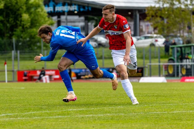 Zweikampf, Duell, Kampf, tackle, duel, duel, fight, tackle Bennet Schieber (FC Astoria Walldorf, 12) und Simon Klostermann (TSG Balingen, 33) TSG Balingen vs. FC Astoria Walldorf, Fussball Oberliga, Saison 2025 2026, 16.05.26 TSG Balingen vs. FC Astoria Walldorf, Fussball, Regionalliga Suedwest, 34. Spieltag, Saison 2025 2026, 16.05.26 Villingen Copyright: xEibner-Pressefoto KirstenxJägerx