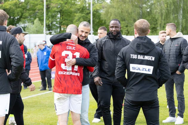Ivo Colic (TSG Balingen, 31) und Murat Isik (TSG Balingen, Chef-Trainer) umarmen sich TSG Balingen vs. FC Astoria Walldorf, Fussball Oberliga, Saison 2025 2026, 16.05.26 TSG Balingen vs. FC Astoria Walldorf, Fussball, Regionalliga Suedwest, 34. Spieltag, Saison 2025 2026, 16.05.26 Villingen Copyright: xEibner-Pressefoto KirstenxJägerx