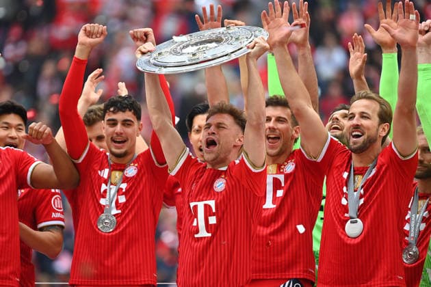 Teamfoto,Team,Mannschaft,Mannschaftsfoto, Joshua KIMMICH (Bayern Muenchen) mit Meisterschale, Schale,Pokal,Cup,Trophaee, re:Harry KANE (Bayern Muenchen), li:Aleksandar PAVLOVIC (Bayern Muenchen). Siegerehrung. Fussball 1. Bundesliga Saison 2025 2026, 34.Spieltag, Spieltag34 FC Bayern Muenchen - 1.FC Koeln 5-1 am 16.05.2026 , A L L I A N Z A R E N A.