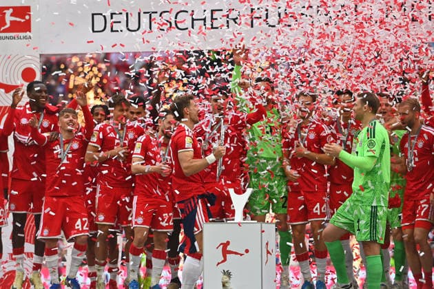 Teamfoto,Team,Mannschaft,Mannschaftsfoto Leon GORETZKA (Bayern Muenchen) mit Schale, Meisterschale,Pokal,Cup,Trophaee, Siegerehrung, Fussball 1. Bundesliga Saison 2025 2026, 34.Spieltag, Spieltag34 FC Bayern Muenchen - 1.FC Koeln 5-1 am 16.05.2026 , A L L I A N Z A R E N A.