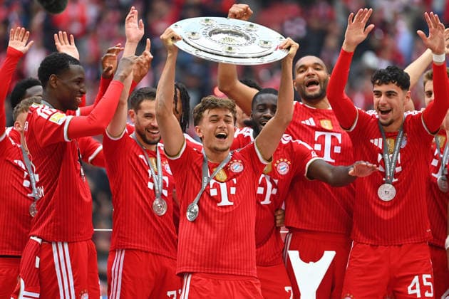 Teamfoto,Team,Mannschaft,Mannschaftsfoto, Tom BISCHOF (Bayern Muenchen) mit Schale, Meisterschale,Pokal,Cup,Trophaee,Siegerehrung, Fussball 1. Bundesliga Saison 2025 2026, 34.Spieltag, Spieltag34 FC Bayern Muenchen - 1.FC Koeln 5-1 am 16.05.2026 , A L L I A N Z A R E N A.