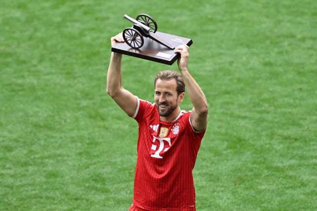 HARRY KANE with the trophy Torjagerkanone, Bayern Munchen, Bundesliga 2025-26, Bayern Munchen-FC Koln 5-1, azione, action, single shot, con la coppa di miglior marcatore Cannone del Capocannoniere, esultanza, jubel, joy, celebration BUNDESLIGA 2025-26 BAYERN MONACO-FC COLONIA 5-1