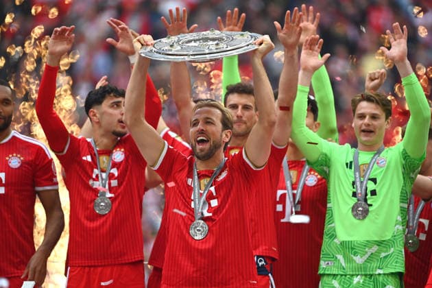 Teamfoto,Team,Mannschaft,Mannschaftsfoto, Harry KANE (Bayern Muenchen) mit Schale, Meisterschale,Pokal,Cup,Trophaee,Siegerehrung, Fussball 1. Bundesliga Saison 2025 2026, 34.Spieltag, Spieltag34 FC Bayern Muenchen - 1.FC Koeln 5-1 am 16.05.2026 , A L L I A N Z A R E N A.